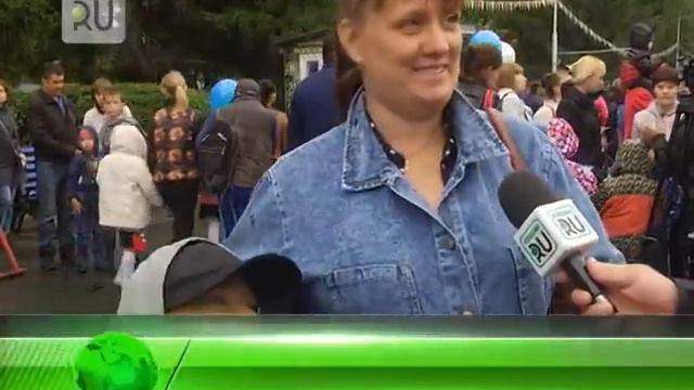 На параде первоклассников собралось большое количество школьников смотреть онлайн