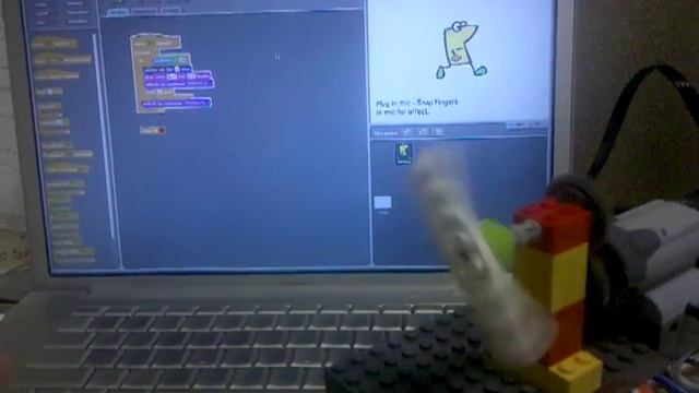 Simple Scratch with Lego WeDo example ... Using mic sounds to trigger the motor. смотреть онлайн