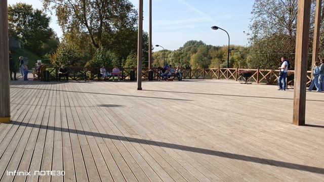 Пятницкие ворота, Гоночная машина, Набережная около реки, Много народу гуляют... смотреть онлайн