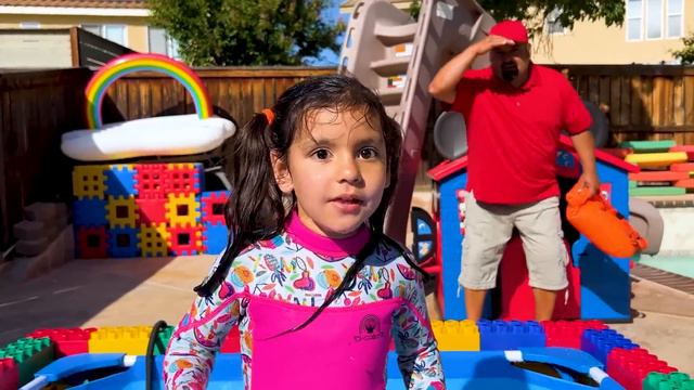 Jannie and Ellie Learn to Swim in the Kids Lego Pool and Plays with Fun Water Toys смотреть онлайн