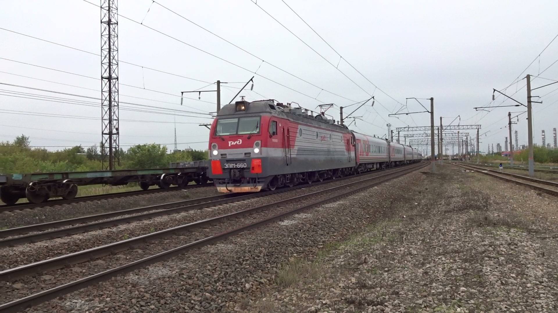 Электровоз ЭП1М-660 с пассажирским поездом проходит станцию Игумново смотреть онлайн
