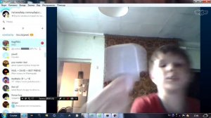 школьник показывает вебку