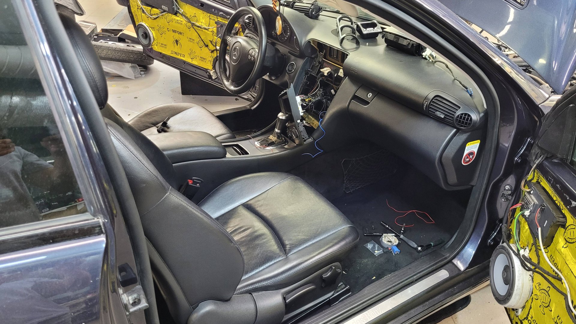 Установка музыки в Mercedes C class W203 coupe. Громко и качественно. смотреть онлайн