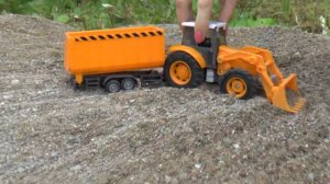 Трактор копает песок Распаковка игрушечного трактора