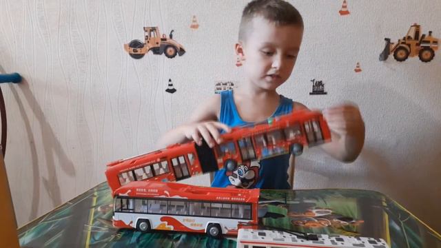 Обзор игрушки троллейбус для детей. Пассажирский городской наземный транспорт. Видео для детей. смотреть онлайн