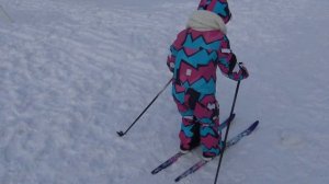 Учимся кататься на лыжах)