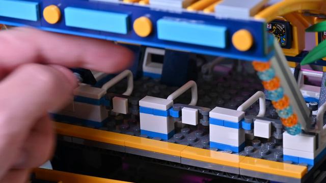 93 公分高！開箱 2022 LEGO 10303 環形雲霄飛車 & 2018 年樂高第一個遊樂園系列的版本比較，新版 Loop 真的可以 Loop！ смотреть онлайн