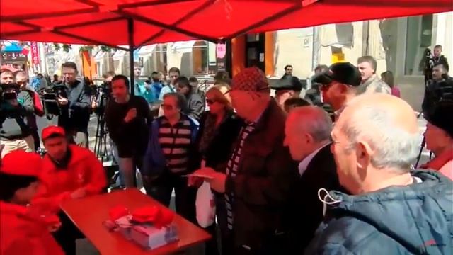 Сотни жителей Кишинева атаковали палатку для сбора подписей в пользу отставки Киртоакэ смотреть онлайн