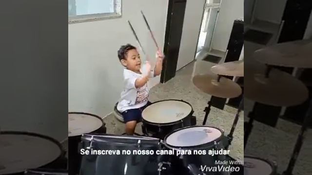 Levi Samuel de Apenas 1 ano e 9 meses arrebentando na bateria смотреть онлайн