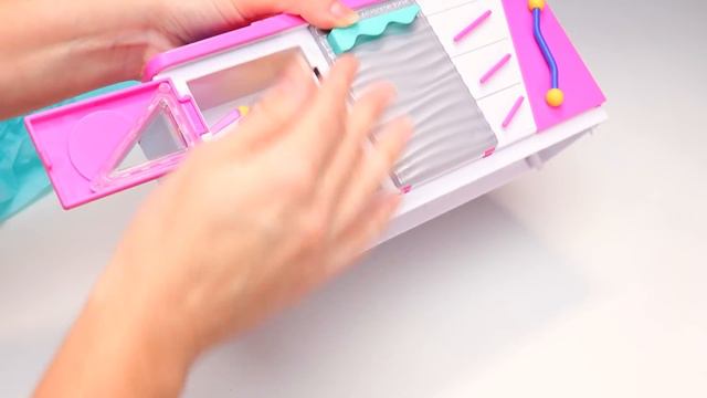 The Good + Bad of the LOL OMG House of Surprises смотреть онлайн