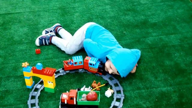 Железная дорога Lego. Играем в железную дорогу с набором Лего. смотреть онлайн