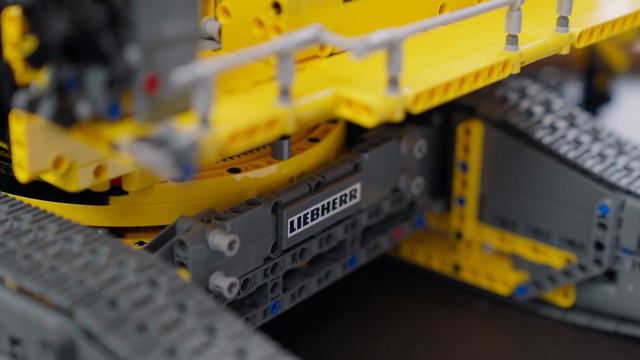 LEGO Technic 42146 Liebherr Crawler Crane LR 13000 смотреть онлайн