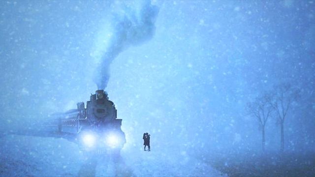 ОНИ ПРОЩАЛИСЬ НА ЗАСНЕЖЕННОМ ПЕРРОНЕ.