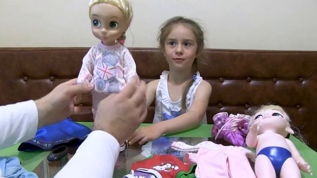 Алиса одевает куклы аниматоры Эльзу и Рапунсель в новые одежки смотреть онлайн