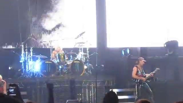 Rudi Schenker guitar spin at end of "Tease Me Please Me" смотреть онлайн