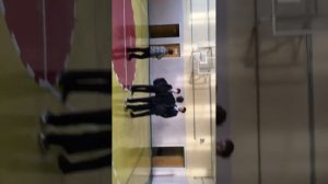 Голый мальчик в школе!