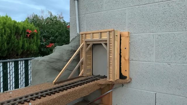 Garden Railroad Portal Part Two - Cement Cliffs, What Worked, What Didn't! смотреть онлайн