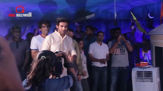 Varun Dhawan & Kartik Aaryan Masti With Bhushan Kumar @ T-Series Ganpati смотреть онлайн