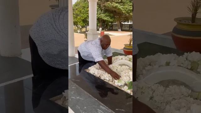 Koku Anyidoho Visits Grave Of Prof. Atta Mills. смотреть онлайн