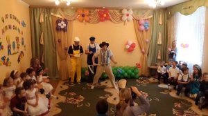 Папы зажигают на выпускном в детском саду  )))