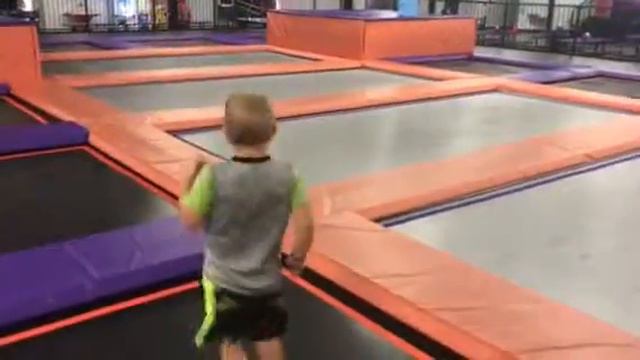 Brad and Logan spinning contest - trampoline park, June 2018 смотреть онлайн