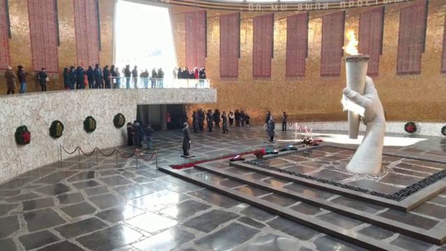 Stalingrad, Mamaev Kurgan, Changing of the Guard\Сталинград, Мамаев Курган, Смена Почётного Караула смотреть онлайн