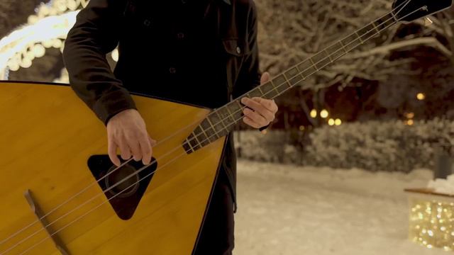 Мужик играет на балалайке — Говорите, балалайка устарела!