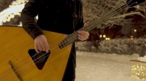 Мужик играет на балалайке — Говорите, балалайка устарела!