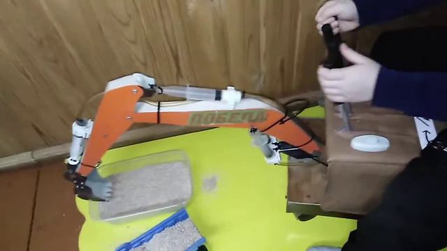 Гидравлический экскаватор из шприцов смотреть онлайн