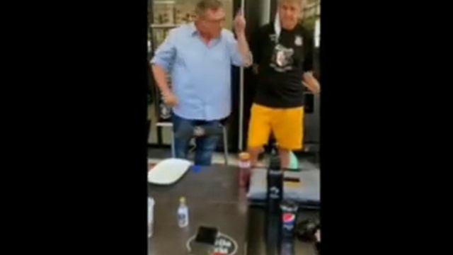 Candidato Mario Gobbi discute com socio. смотреть онлайн