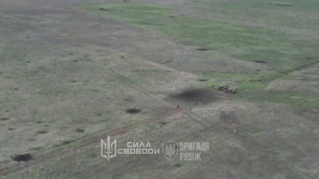 ⚡️СВО 18+ Каналы противника публикуют кадры прилета FPV-дрона рядом с российским военным смотреть онлайн