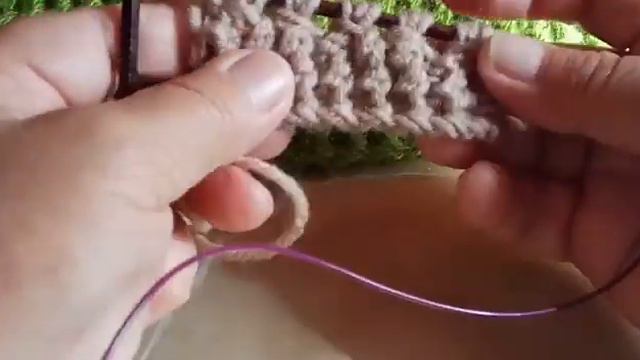 Простой узор спицами. Вяжем три петли из трех . Вяжем обьемную резинку. смотреть онлайн