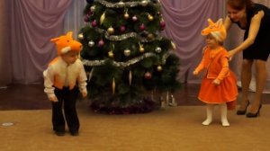 Дети лисята зажигают на Новогоднем утреннике HD