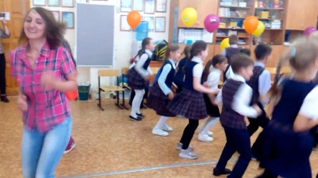 Это еще не выпускной, но ученики младших классов уже отмечают конец учебного года ) смотреть онлайн