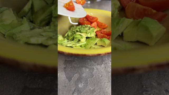 БЕЗУМНО ВКУСНЫЙ ГУАКАМОЛЕ 🥑 
🥑 Авокадо
🍅 Черри
🧅 Лук
Лимонный сок и соль по вкусу 😘