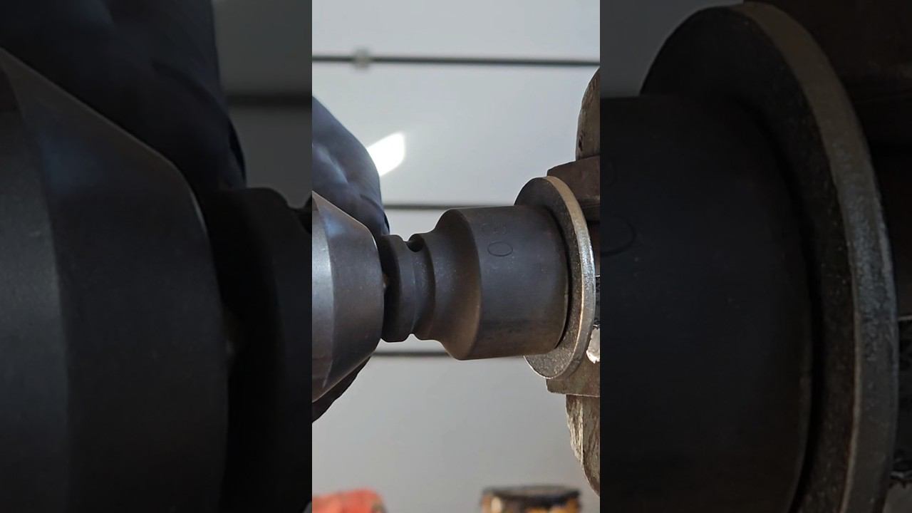 Гайковёрт AEG Fusion с 9 Ач АКБ (350 Нм) смотреть онлайн