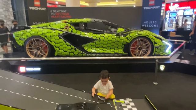 Life-Size LEGO TECHNIC Lamborghini Sián FKP 37 || Lamborghini Sián FKP 37 - Snowing Inside The Mall смотреть онлайн