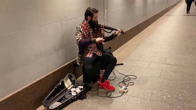 Известный скрипач в подземке happiness is near смотреть онлайн