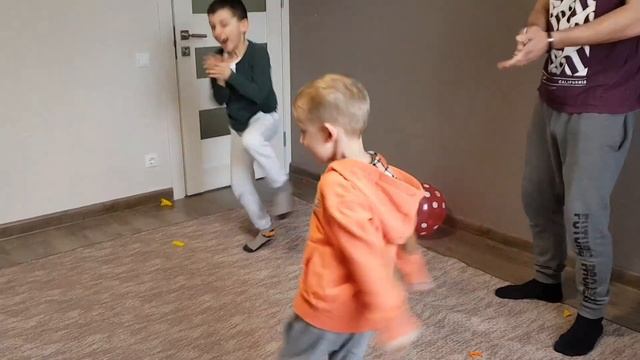 Лопаем шарики попой!!! Challenge Balloons!!!