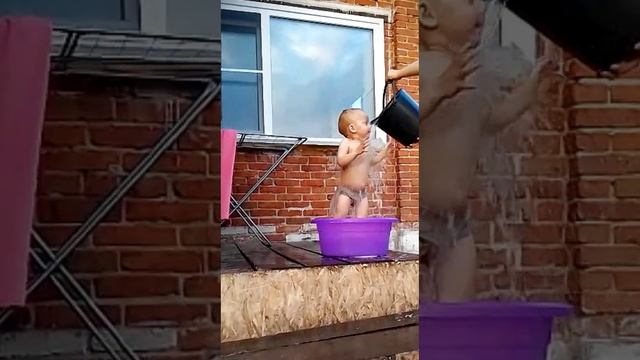 Поддай парку, хозяюшка)🤣#кузя #лето #дети #закаливание #счастье #деревенскаяжизнь #валера #малыши смотреть онлайн