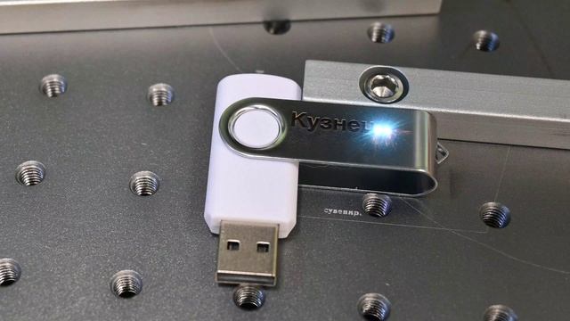 Лазерная гравировка на флешках в Джуси-принт