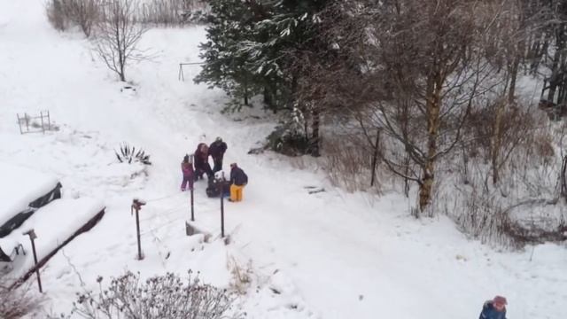 Шесть детей экскортируют Женю из снежного дома смотреть онлайн