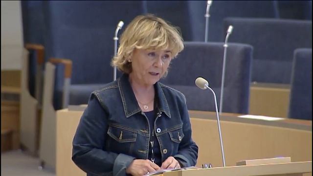 Beatrice Ask hittar på i riksdagens talarstol смотреть онлайн