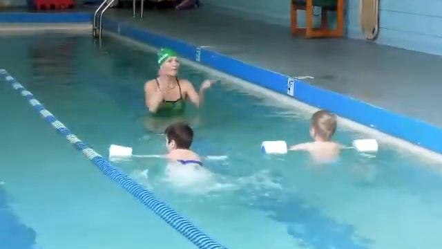 Дети в бассейне смотреть онлайн