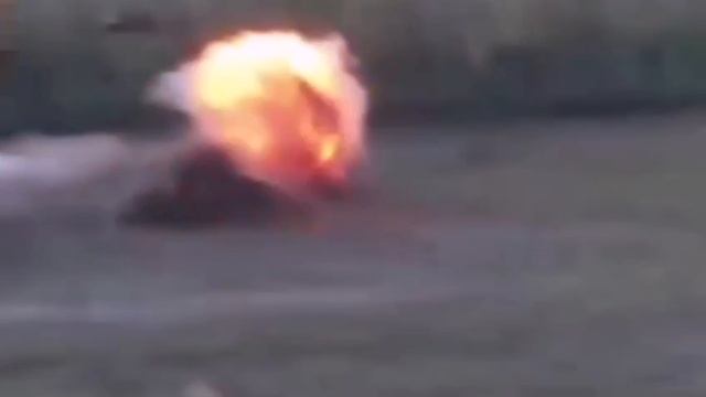 ⚡️СВО 18+ Редкие кадры работы по проделыванию прохода в минно-взрывных заграждениях танком смотреть онлайн
