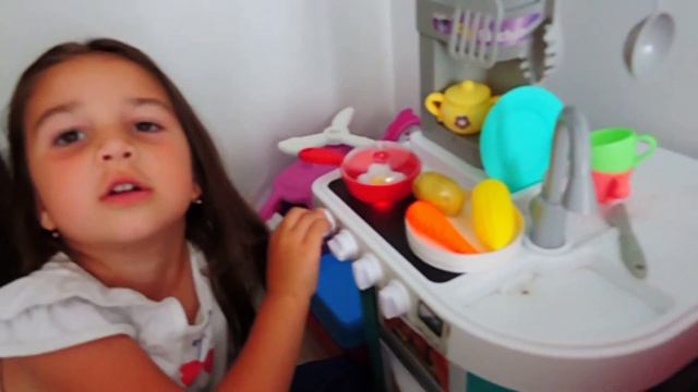 Сабрина как мама, играет с куклой Карлотой смотреть онлайн