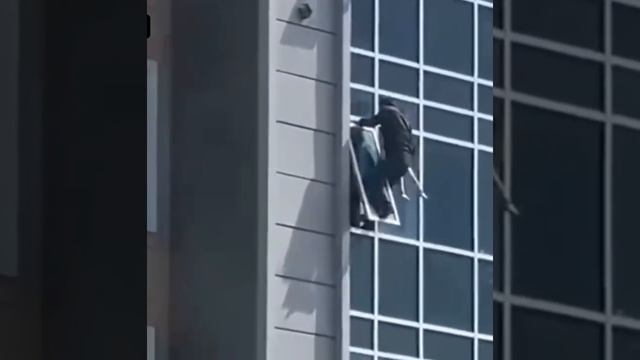 Мужчина спас девочку от падения из окна в Казахстане. смотреть онлайн