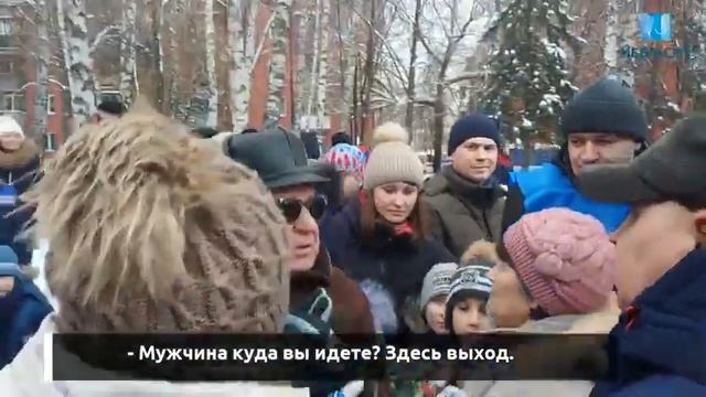 В Курске подавили детей за бесплатные конфеты на акции ЛДПР ! смотреть онлайн