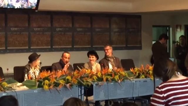 Sanremo 11/02/2015 Carlo Conti Arriva in Conferenza Stampa!!! смотреть онлайн