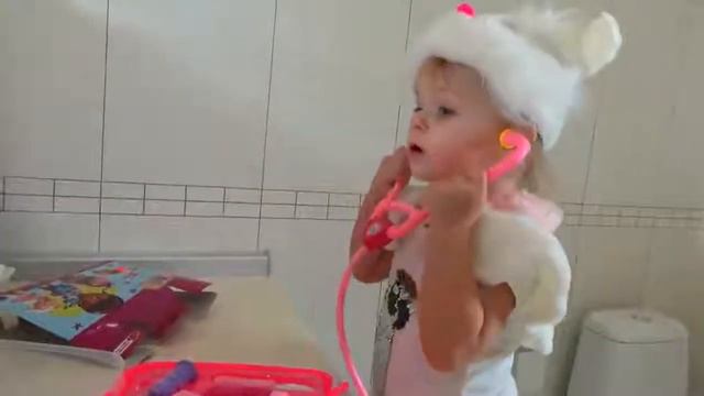 Маргарита РАЗНОСИТ ПОДАРКИ на Новый Год Лера принцесса СИНИЙ Дед Мороз toys for kids смотреть онлайн